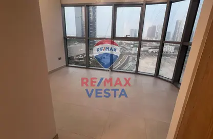 شقة - 3 غرف نوم - 4 حمامات للايجار في راديانت سكوير - مدينة الأضواء - جزيرة الريم - أبوظبي شقة - 3 غرف نوم - 4 حمامات للايجار في راديانت سكوير - مدينة الأضواء - جزيرة الريم - أبوظبي