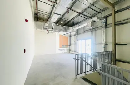 Warehouse - Studio - 2 Bathrooms for rent in KIZAD - Al Samha - Abu Dhabi