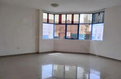 شقة - 2 غرف نوم - 3 حمامات للايجار في طريق كورنيش عجمان - عجمان