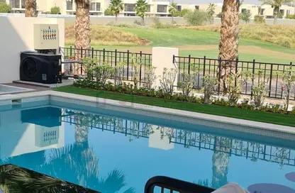 صورة لـ حوض سباحة فيلا - 5 غرف نوم - 6 حمامات للايجار في فلورا - داماك هيلز - دبي ، صورة رقم 1