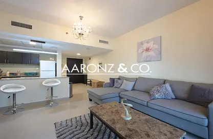 شقة - غرفة نوم - 2 حمامات للايجار في المساكن الحمراء - مدينة دبي الرياضية - دبي