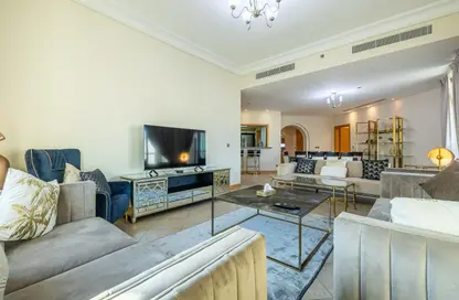 Living Room image for: Apartment - 3 Bedrooms - 4 Bathrooms for sale in Al Khushkar - Shoreline Apartments - Palm Jumeirah - Dubai, Image 1