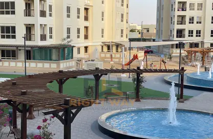 صورة لـ حوض سباحة شقة - 2 غرف نوم - 4 حمامات للبيع في بوابة الشرق - بني ياس شرق - بني ياس - أبوظبي ، صورة رقم 1