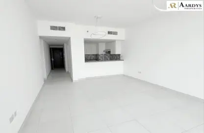 شقة - 2 غرف نوم - 3 حمامات للايجار في مبنى ربدان - مدينة السيارات - دبي