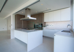 Fantastic Modern 2 Bedroom Apartment with Balcony
