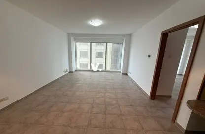 شقة - غرفة نوم - 2 حمامات للايجار في برج  UP - شارع الشيخ زايد - دبي