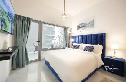Room / Bedroom image for: Apartment - 1 Bathroom for rent in Oasis Residences - Masdar City - Abu Dhabi, Image 1