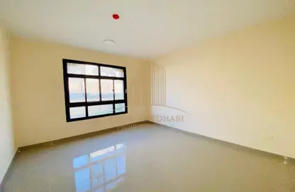 شقة - 2 غرف نوم - 3 حمامات للايجار في مجمع العين - بيدا بن عمار - اشارج - العين