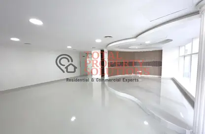 Empty Room image for: Office Space - Studio - 5 Bathrooms for rent in Al Khalidiya - Abu Dhabi, Image 1