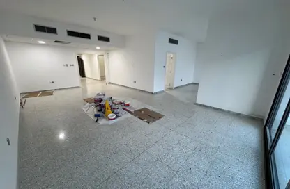 Apartment - 4 Bedrooms - 3 Bathrooms for rent in Khalidiya Centre - Cornich Al Khalidiya - Al Khalidiya - Abu Dhabi