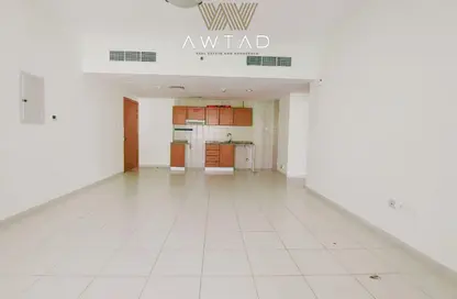 شقة - غرفة نوم - 2 حمامات للايجار في روز2 - حدائق الإمارات 1 - قرية الجميرا سركل - دبي