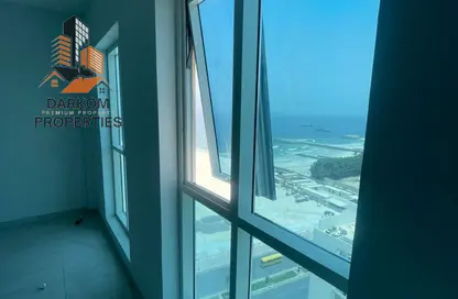 شقة - 2 غرف نوم - 2 حمامات للايجار في برج الكورنيش - طريق كورنيش عجمان - عجمان