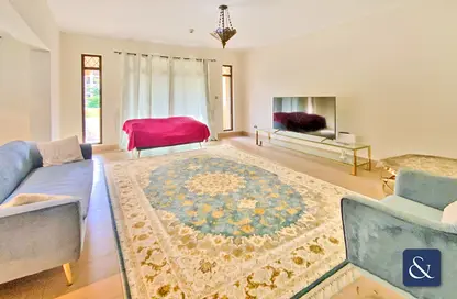 Living Room image for: Apartment - 2 Bedrooms - 3 Bathrooms for sale in Zanzebeel 4 - Zanzebeel - Old Town - Dubai, Image 1