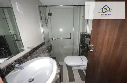صورة لـ حمام شقة - 2 غرف نوم - 2 حمامات للايجار في شارع المطار - أبوظبي ، صورة رقم 1