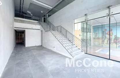 محل - استوديو - 3 حمامات للايجار في مركز الجود - القوز - دبي