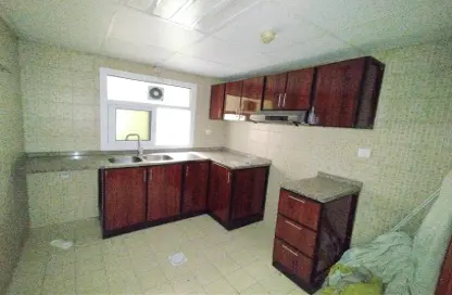 صورة لـ مطبخ شقة - 2 غرف نوم - 2 حمامات للايجار في مجمع مويلح - تجارية مويلح - الشارقة ، صورة رقم 1