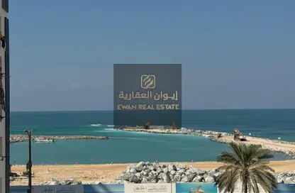 شقة - غرفة نوم - 2 حمامات للايجار في طريق كورنيش عجمان - عجمان