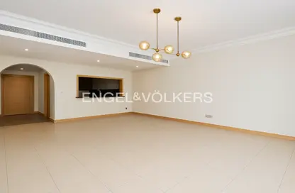 Apartment - 2 Bedrooms - 3 Bathrooms for rent in Al Tamr - Shoreline Apartments - Palm Jumeirah - Dubai