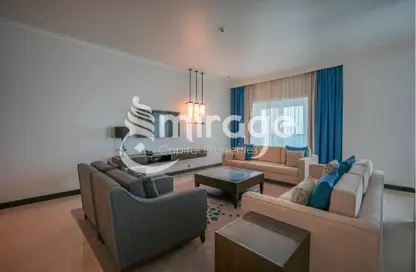 Living Room image for: Apartment - 3 Bedrooms - 4 Bathrooms for sale in Fairmont Marina Residences - The Marina - Abu Dhabi, Image 1