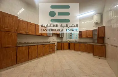 صورة لـ مطبخ فيلا - 3 غرف نوم - 4 حمامات للايجار في الشامخة - أبوظبي ، صورة رقم 1