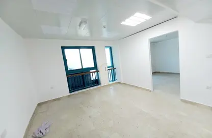 Empty Room image for: Office Space - Studio - 1 Bathroom for rent in Hai Al Qalaa - Al Jaheli - Al Ain, Image 1