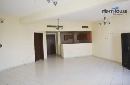 شقة - غرفة نوم - 2 حمامات للايجار في P16 - طراز فرنسي - المدينة الدولية - دبي