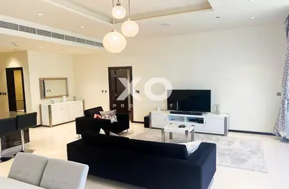 Living Room image for: Apartment - 1 Bedroom - 1 Bathroom for rent in Emerald - Tiara Residences - Palm Jumeirah - Dubai, Image 1