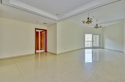 شقة - غرفة نوم - 2 حمامات للايجار في النصر بلازا - عود ميثاء - بر دبي - دبي