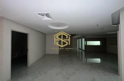 Half Floor - Studio - 2 Bathrooms for rent in Fairmont Hotel - Sheikh Zayed Road - Dubai
