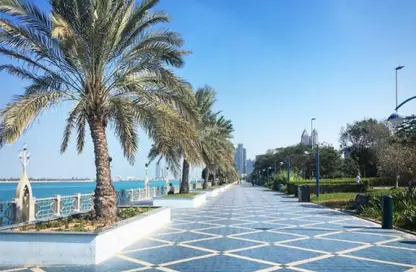 عمارة بالكامل - استوديو للبيع في شارع الكورنيش - أبوظبي