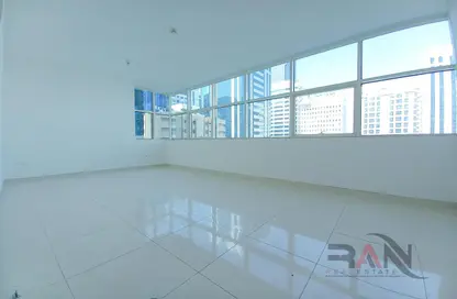 Apartment - 3 Bedrooms - 4 Bathrooms for rent in Golden Falcon Tower - Hamdan Street - Abu Dhabi