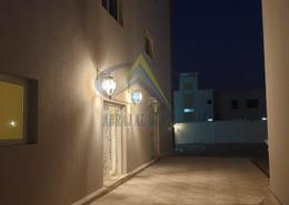 طابق كامل - 7 غرف نوم - 8 حمامات للبيع في مدينة الفلاح - أبوظبي
