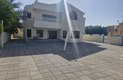Villa - 4 Bedrooms - 4 Bathrooms for rent in Jumeirah 1 - Jumeirah - Dubai
