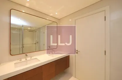 Bathroom image for: Apartment - 4 Bedrooms - 6 Bathrooms for sale in Mamsha Al Saadiyat - Saadiyat Cultural District - Saadiyat Island - Abu Dhabi, Image 1