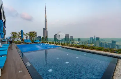 صورة لـ حوض سباحة شقة - 1 حمام للبيع في فندق ومساكن برج باراماونت - الخليج التجاري - دبي ، صورة رقم 1