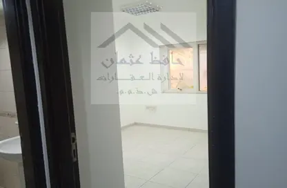 مكتب - استوديو - 1 حمام للايجار في معسكر آل نهيان - أبوظبي