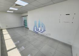 مكتب - 1 حمام للكراء في شارع المطار - أبوظبي