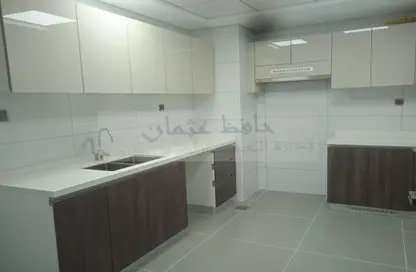 صورة لـ مطبخ شقة - 2 غرف نوم - 3 حمامات للايجار في الدانه - أبوظبي ، صورة رقم 1