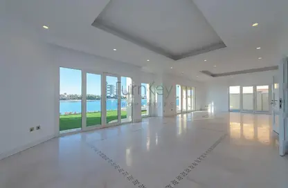 Villa - 4 Bedrooms - 6 Bathrooms for rent in Garden Homes Frond E - Garden Homes - Palm Jumeirah - Dubai