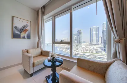 صورة لـ غرفة المعيشة شقة - 1 حمام للايجار في داماك مايسون كانال فيوز - الخليج التجاري - دبي ، صورة رقم 1