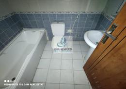 صورةحمام لـ: شقة - 2 غرف نوم - 2 حمامات للكراء في بناية المحطة - المحطة - القاسمية - الشارقة, صورة 1