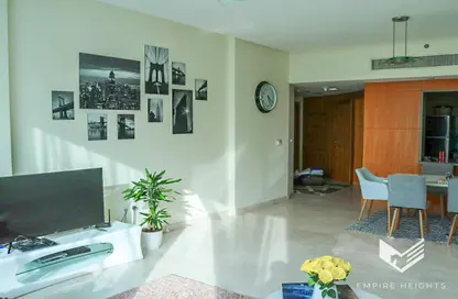 صورة لـ غرفة المعيشة / غرفة الطعام شقة - غرفة نوم - 2 حمامات للبيع في برج المدينة - بحيرة إلوشيو - أبراج بحيرة الجميرا - دبي ، صورة رقم 1