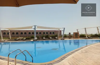 صورة لـ حوض سباحة شقة - 3 غرف نوم - 4 حمامات للايجار في يونايتد سكوير - الخالدية - أبوظبي ، صورة رقم 1
