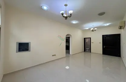 شقة - 3 غرف نوم للايجار في الغيل - المطارد - العين