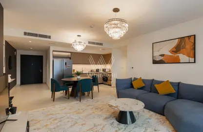 صورة لـ غرفة المعيشة / غرفة الطعام شقة - 2 غرف نوم - 2 حمامات للبيع في برج التاج - دبي وسط المدينة - دبي ، صورة رقم 1