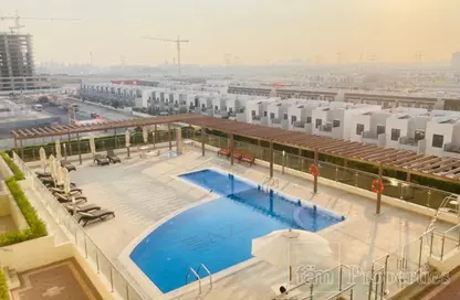 صورة لـ حوض سباحة النزل و الشقق الفندقية - 2 غرف نوم - 3 حمامات للبيع في عزيزي بلازا - الفرجان - دبي ، صورة رقم 1
