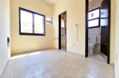 Empty Room image for: Apartment - 1 Bathroom for rent in Al Hamriya - Bur Dubai - Dubai, Image 1