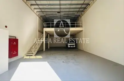 Warehouse - Studio - 1 Bathroom for rent in Al Sajaa - Sharjah