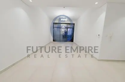 شقة - 2 غرف نوم - 2 حمامات للايجار في مبنى عرض المطار - منطقة القرهود - دبي شقة - 2 غرف نوم - 2 حمامات للايجار في مبنى عرض المطار - منطقة القرهود - دبي