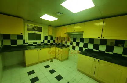 صورة لـ مطبخ شقة - 3 غرف نوم - 3 حمامات للايجار في برج المسعود - شارع النجدة - أبوظبي ، صورة رقم 1